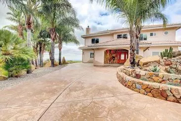 Mökkimajoitus Mountaintop Ramona Home: Private Pool, Near Lake!