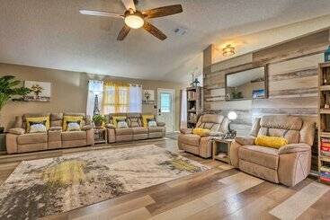 茅舍 Pensacola Home W/ Private Backyard & Fire Pit