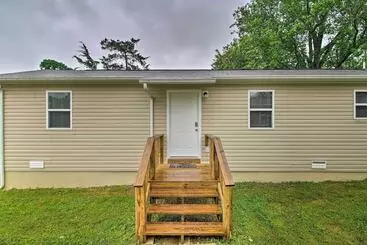 Mökkimajoitus Pet Friendly West Plains Home Near Downtown!