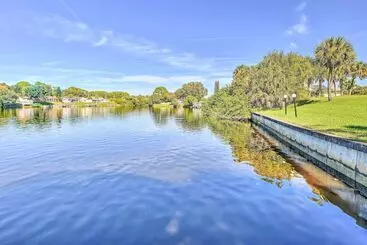 Mökkimajoitus Port Charlotte Retreat W/ Heated Pool & Spa!