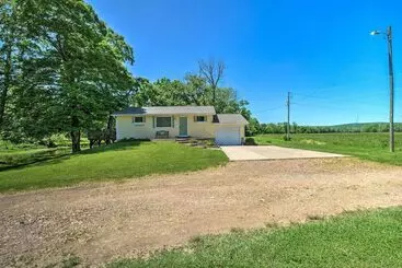 コテージ Rustic Ironton Home W/ Deck & Fire Pit On Creek!