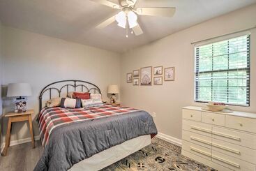 بيت ريفى Rustic Ironton Home W/ Deck & Fire Pit On Creek!