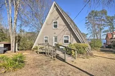 Mökkimajoitus Waterfront Chapin Home W/ Private Dock!