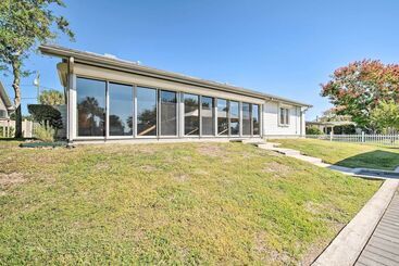 Mökkimajoitus Crystal River Home: Water Views & Boat Dock!