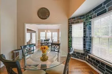 Mökkimajoitus Family Home W/ Pool ~ 11 Mi To Greensboro