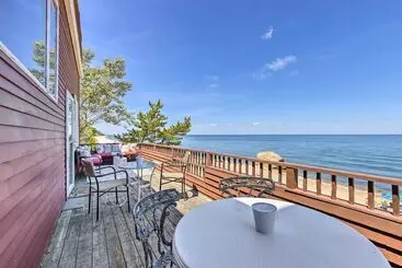 Hus på landet Beachfront Wading River Home W/ Deck & Grill!