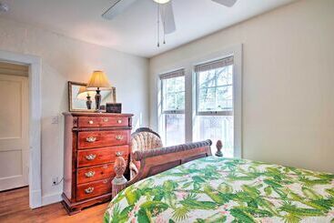 Dom wiejski Colorful Pensacola Oasis: 1 Block To Bayview Park!