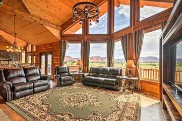 コテージ Dreamy Kanab Cabin W/ Hot Tub & Panoramic Views!