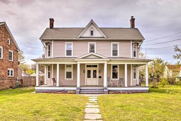 Hus på landet Family Friendly Cambridge Home W/ Fire Pit!