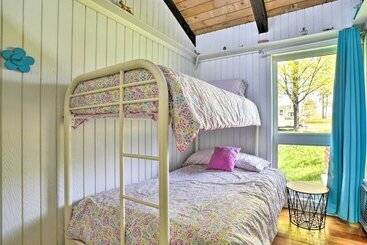 별장 Hilltop Green Lake Home: Dock, Kayaks, Views!