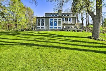 Quinta ou Casa Rural Hilltop Green Lake Home: Dock, Kayaks, Views!