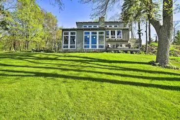 コテージ Hilltop Green Lake Home: Dock, Kayaks, Views!