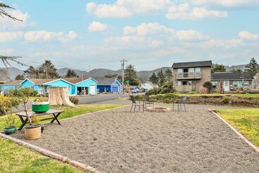 Landhus Rockaway Beach Vacation Rental: Walk To Ocean