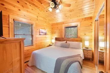 Mökkimajoitus Private Smoky Mtn Log Home W/ 2 Decks + Hot Tub!