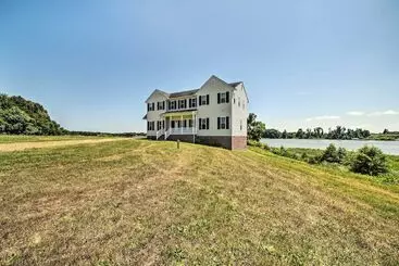 Mökkimajoitus Waterfront Montross Home W/private Boat Slip!