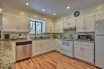 Сельский дом Tobyhanna Home: Private Deck, Hot Tub & Game Room!