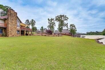 Landhus Amenity Packed Hot Springs Lakehouse W/ Pool!