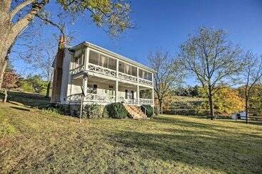 コテージ Historic Countryside Escape  Relax, Hike, & Fish!