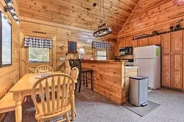 Mökkimajoitus Homey Sevierville Cabin W/ Deck Near Pigeon Forge!