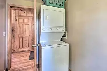 コテージ Lakefront Gloversville Home W/ Beach + Dock!