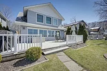 Lakefront Michigan Cottage   Deck, Grill & Kayaks!