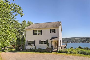 Quinta ou Casa Rural Lovely Finger Lakes Retreat W/ Deck & Lake Views!