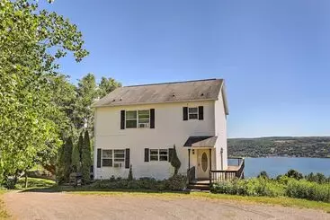 Mökkimajoitus Lovely Finger Lakes Retreat W/ Deck & Lake Views!