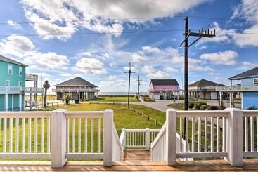 Landhus Walk To Ocean: Coastal Home In Crystal Beach!
