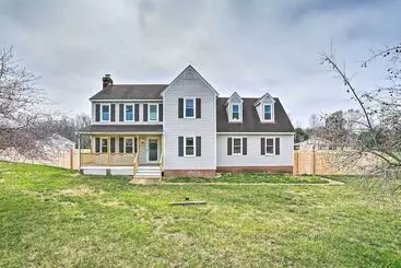 Mökkimajoitus Richmond Area Home W/ Game Room & Patio!