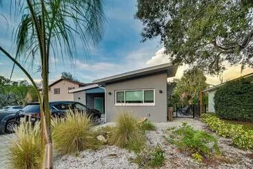 Mökkimajoitus Pet Friendly Waterfront Home   2 Mi To Beach!