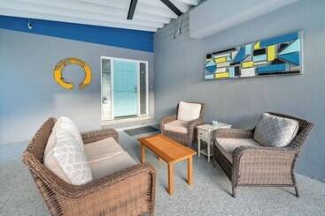 별장 Pet Friendly Waterfront Home   2 Mi To Beach!