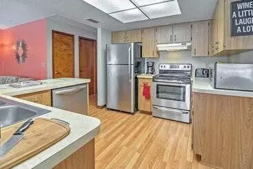 Mökkimajoitus Pristine Spring Hill House W/ Private Pool & Lanai