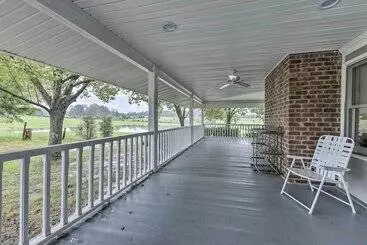 Mökkimajoitus Remodeled Pittsboro Farmhouse Sitting On 220 Acres