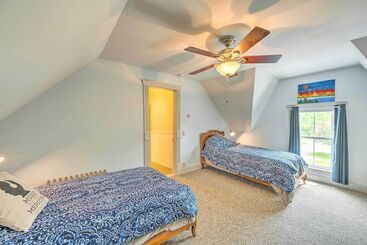 Vakantiehuisje Rustic & Historic Guildhall Farmhouse W/ Fire Pit!