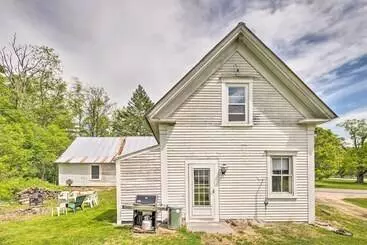 Mökkimajoitus Rustic & Historic Guildhall Farmhouse W/ Fire Pit!