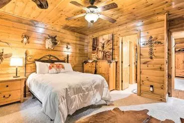 Mökkimajoitus Secluded Northwest Arkansas Cabin: Fire Pit & Deck