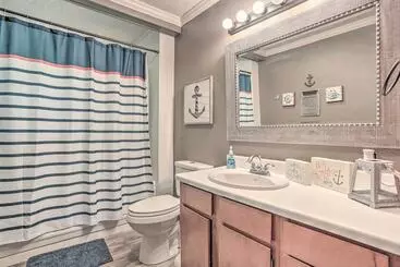 Mökkimajoitus Sues Camp W/ Caddo Lake Access & Dock!