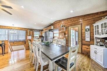 קוטג'' Woodsy Home W/ View, 1 Mi To Lake Shelbyville