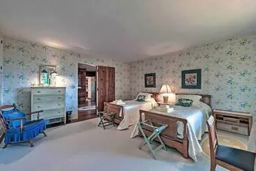 Mökkimajoitus Charming Historic Family Home W/ Mountain Views!