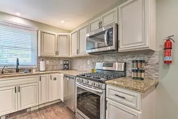 Mökkimajoitus East Stroudsburg Home W/ Fire Pit & Private Pond