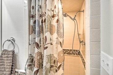 کلبه Family Friendly Lakeview Home W/ Private Yard