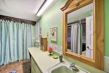 별장 Furnished Deck + Home Gym: Bakersville Retreat!