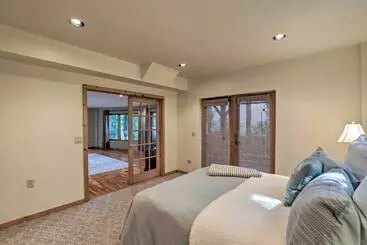 Mökkimajoitus Black Mountain Gem W/ Inviting Deck & Scenic Views