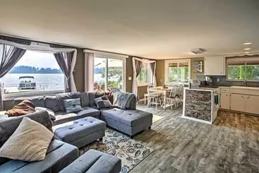 Mökkimajoitus Modern Lake Lawrence Retreat W/ A Deck & Dock!