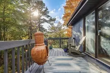 Hus på landet Hot Tub, Fire Pit & Barrel Sauna: Poconos Abode