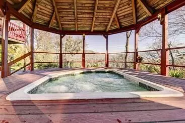 کلبه Pet Friendly Grants Pass Home W/ Hot Tub!