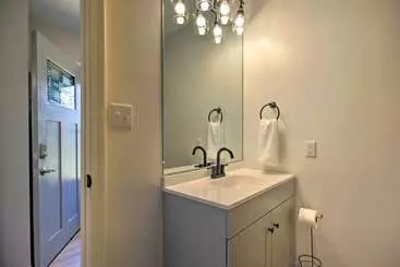 별장 Pet Friendly Lakefront Retreat W/ Deck & Dock