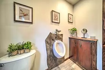 Mökkimajoitus Rose Valley House : Yard, Deck + Game Room!