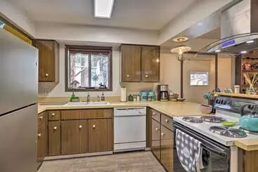 コテージ Rustic Western Home: Walk To Winchester Lake!