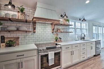 بيت ريفى The Retreat On Reno  Home W/ Hot Tub + Deck!